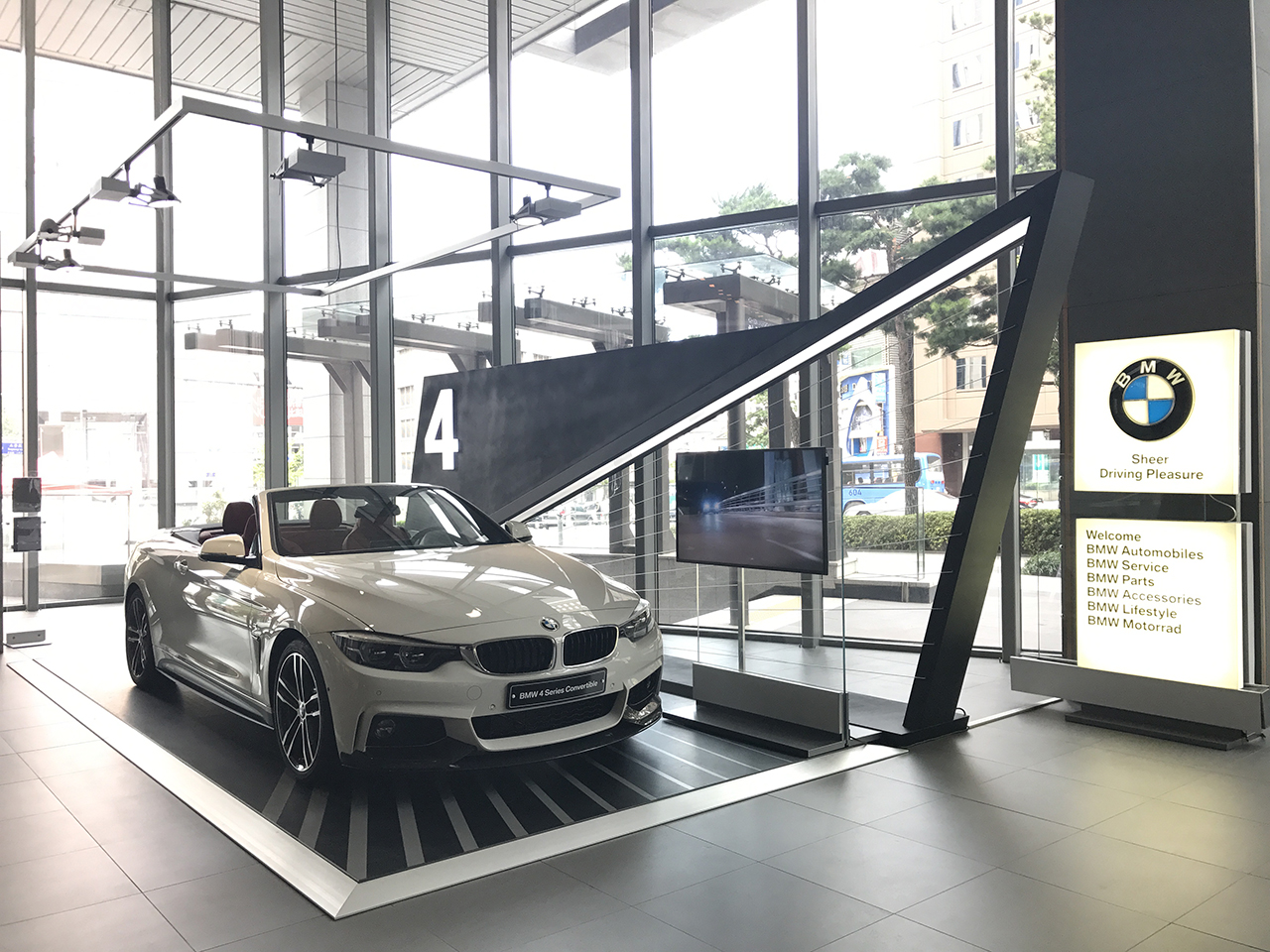 05._the_all_new_bmw_4_series_exhibition_a.jpg